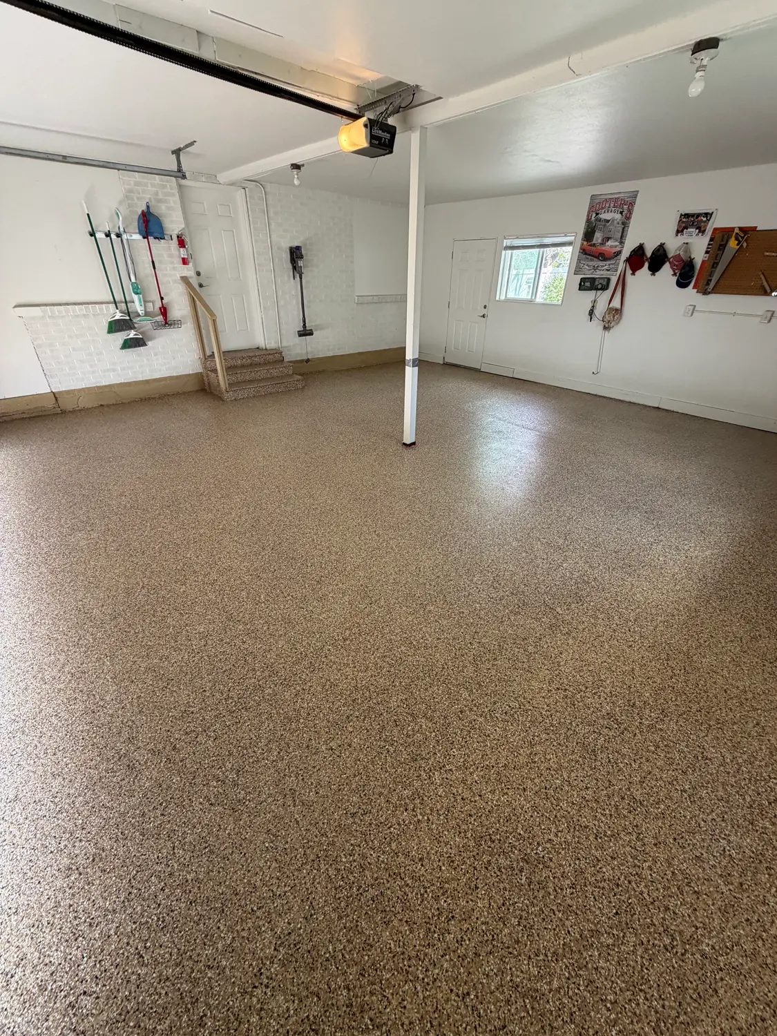 Polyaspartic flake floor coating